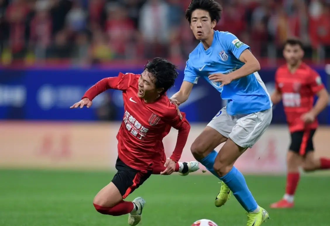 转折点！成都蓉城回应争议，葡超冲刺阶段攻防权衡，目标明确，临场指挥获称赞的简单介绍爱游戏APP官方版